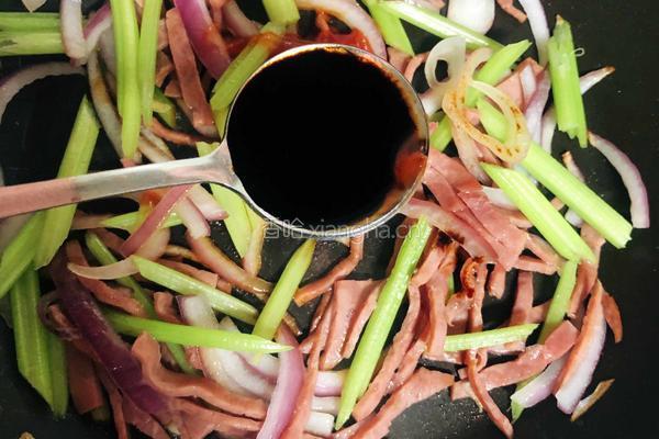 中西合璧低脂低卡｜5分钟酸甜咸香炒意粉 深夜食堂风的做法图解5