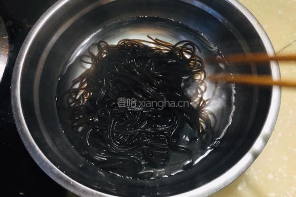 炝拌蕨根粉的做法图解3