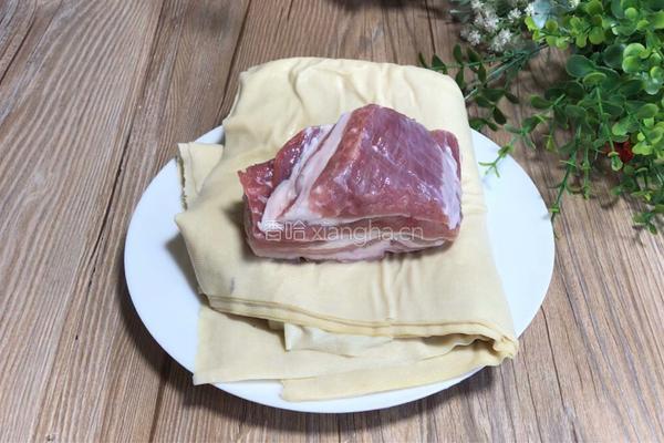 五花肉焖豆腐皮的做法图解1