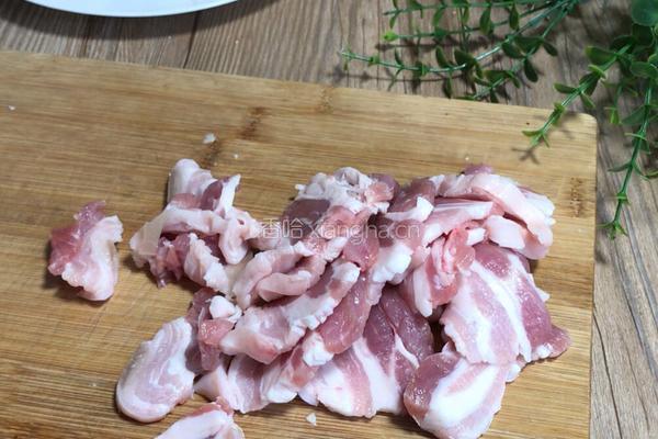 五花肉焖豆腐皮的做法图解3