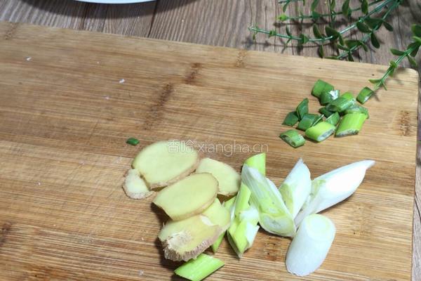 五花肉焖豆腐皮的做法图解4