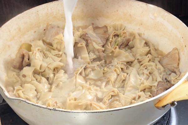 五花肉焖豆腐皮的做法图解11