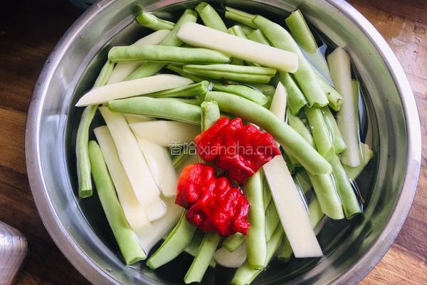 干锅肉丁配土豆四季豆的做法图解1
