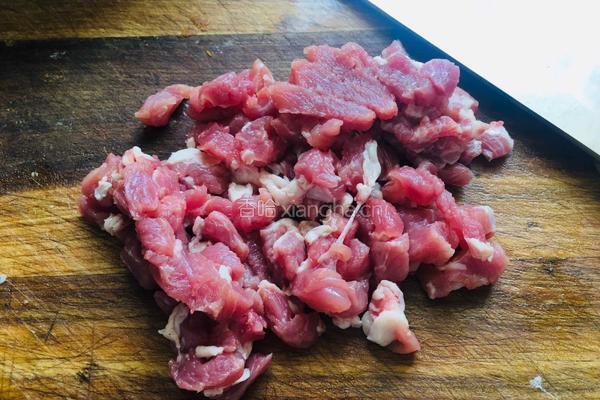 干锅肉丁配土豆四季豆的做法图解2