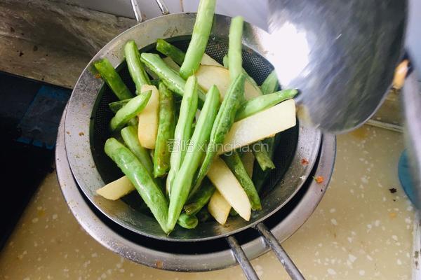 干锅肉丁配土豆四季豆的做法图解4