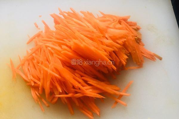 胡萝卜丝炒豆腐皮的做法图解1