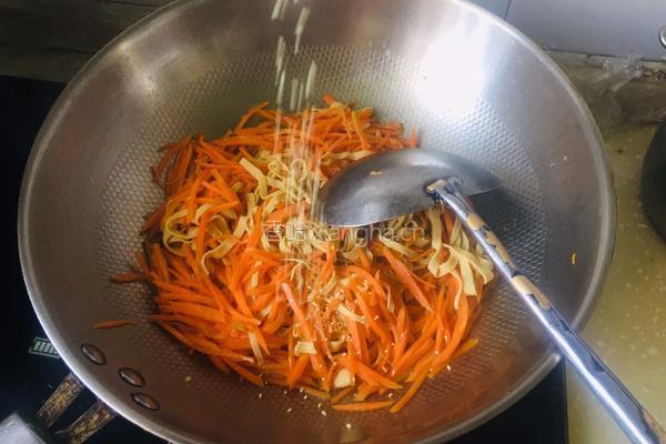 胡萝卜丝炒豆腐皮的做法图解9