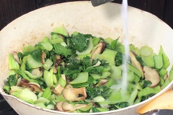 香菇炒小白菜的做法图解9