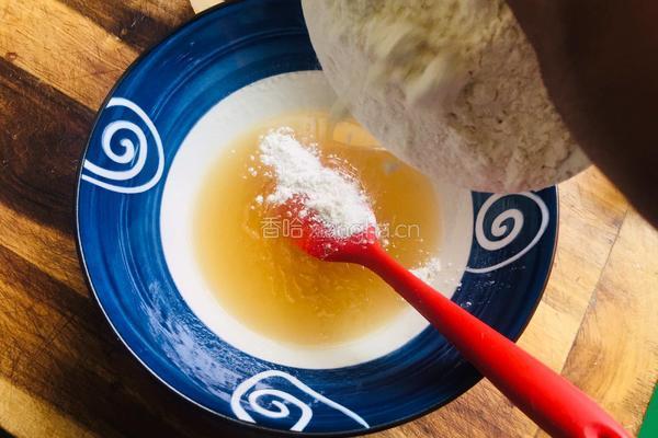 蜂蜜黑豆沙月饼的做法图解2