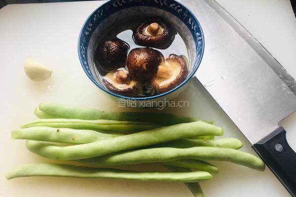 鸡肉香菇土豆丁拌面的做法图解2