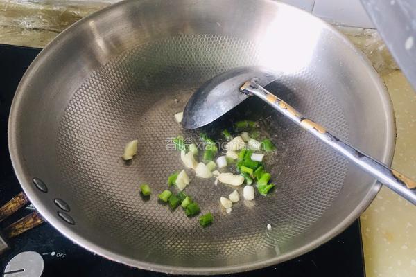 鸡肉香菇土豆丁拌面的做法图解3