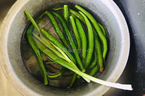 辣子鸡丁的做法图解1