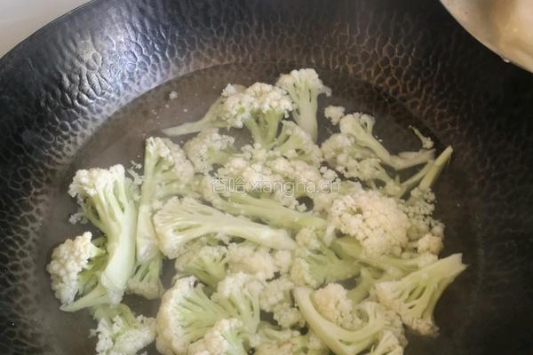 番茄花菇炒花菜的做法图解2