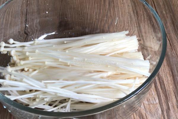 金针菇炒白菜的做法图解1