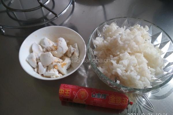 咸鸭蛋清火腿肠白米饭粥的做法图解1