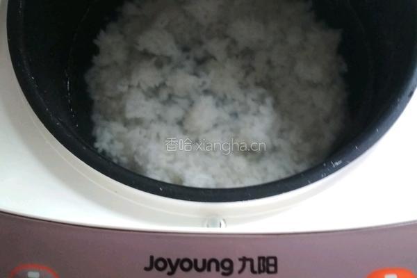 咸鸭蛋清火腿肠白米饭粥的做法图解3