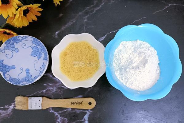 蛋黄豆沙月饼的做法图解2
