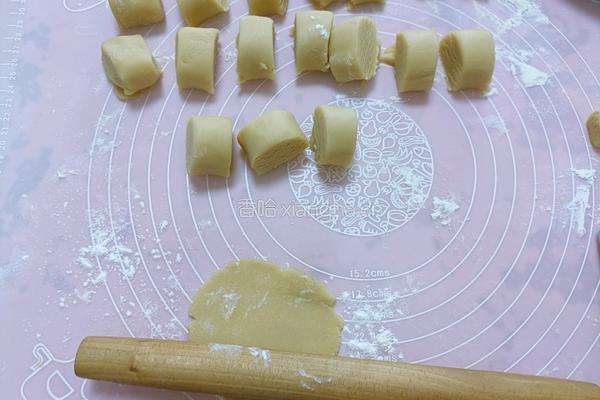 蛋黄豆沙月饼的做法图解12