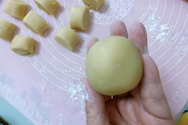 蛋黄豆沙月饼的做法图解14