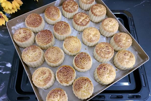 蛋黄豆沙月饼的做法图解20