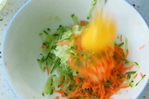 黄瓜丝鸡蛋饼的做法图解1