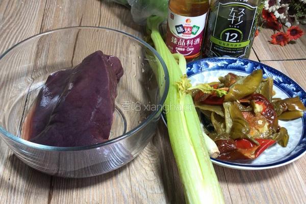 泡椒西芹炒猪肝的做法图解1