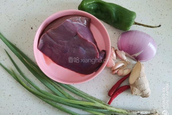青椒炒猪肝的做法图解1