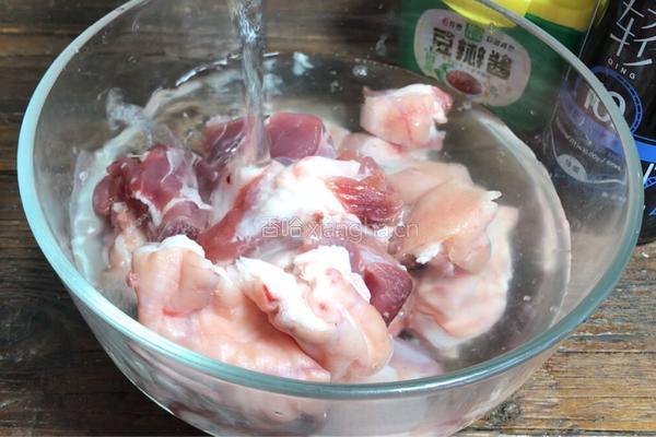 番茄莲藕炖猪膀肉的做法图解1