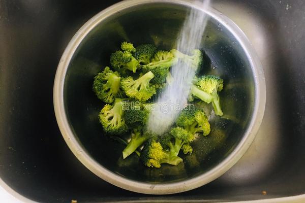 白灼西兰花的做法图解1