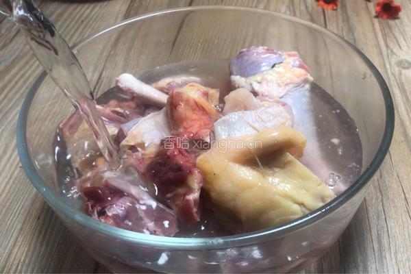 花生土鸡汤的做法图解1