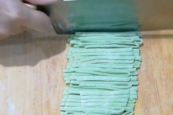 芹菜汁手擀面的做法图解8