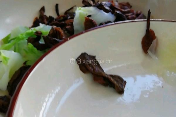 炒干蘑菇白菜的做法图解3