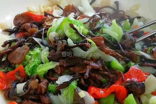 炒干蘑菇白菜的做法图解4
