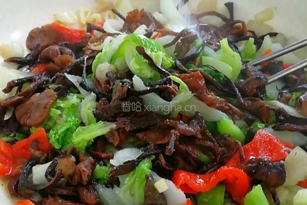炒干蘑菇白菜的做法图解5