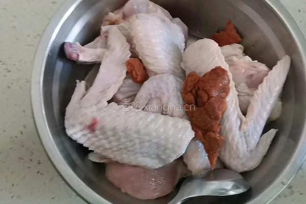 电饭锅焖鸡翅的做法图解1