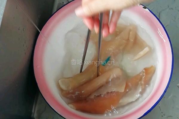 肉皮冻的做法图解1