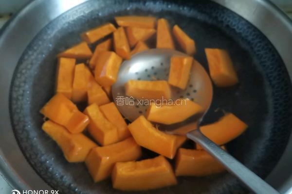 椰香拔丝南瓜的做法图解2