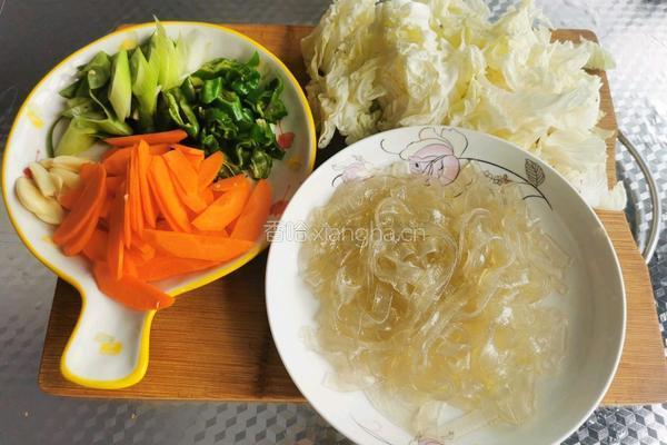 胡萝卜白菜粉条的做法图解2