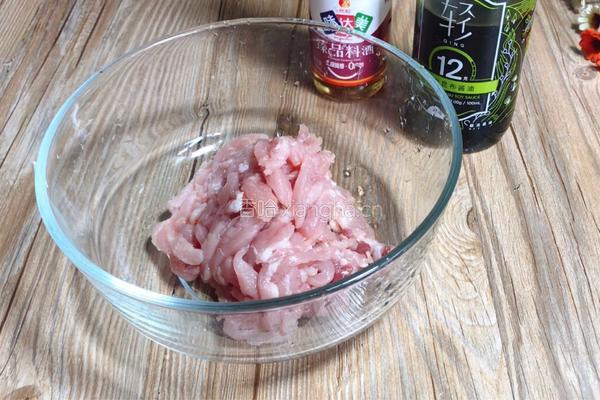 茼蒿炒肉丝的做法图解2