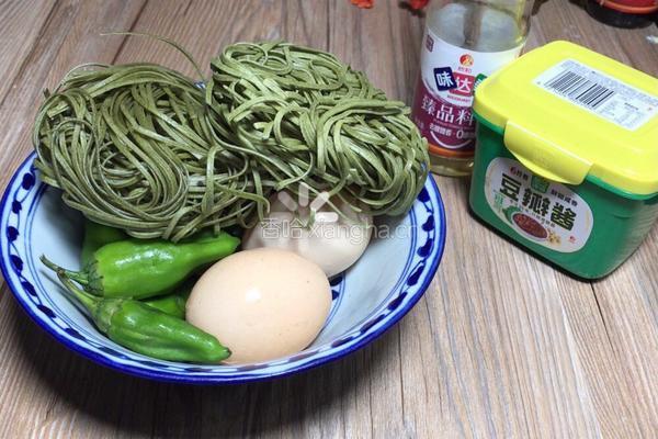 青椒鸡蛋拌海带面的做法图解1