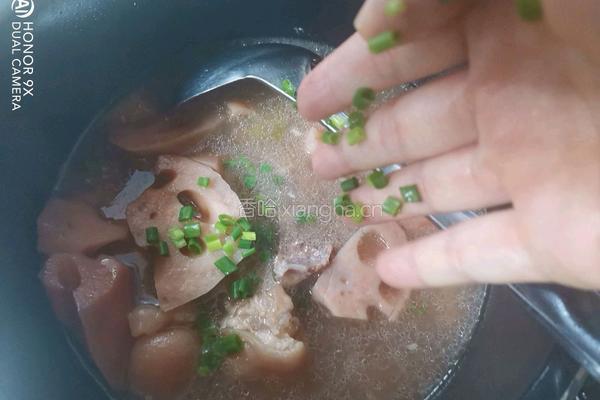 莲藕炖猪蹄的做法图解12