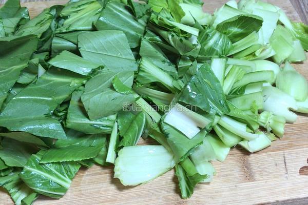 木耳炒小白菜的做法图解1