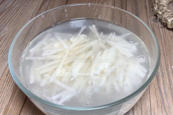 青炒藕丝的做法图解1