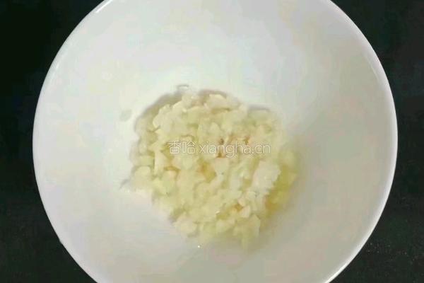毛豆米炒火腿肠的做法图解2