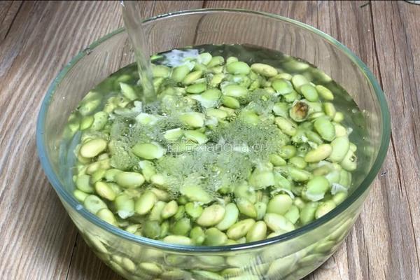 小炒毛豆的做法图解1