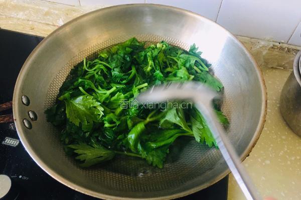 芹菜叶煎蛋的做法图解2