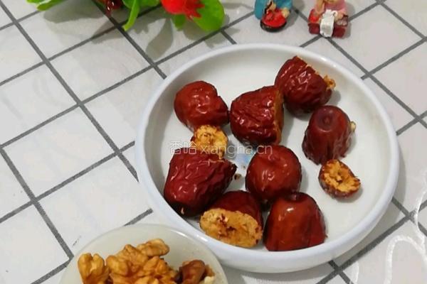 枣香核桃牛奶的做法图解1