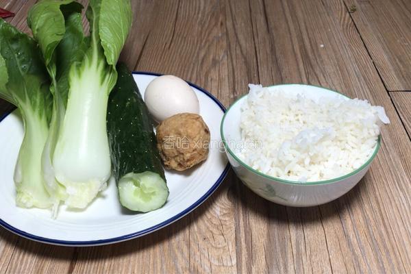 黄瓜蛋炒饭的做法图解1