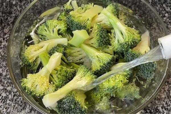 清炒西兰花的做法图解2
