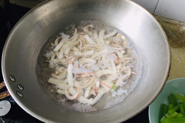辣椒炒鱿鱼丝的做法图解2